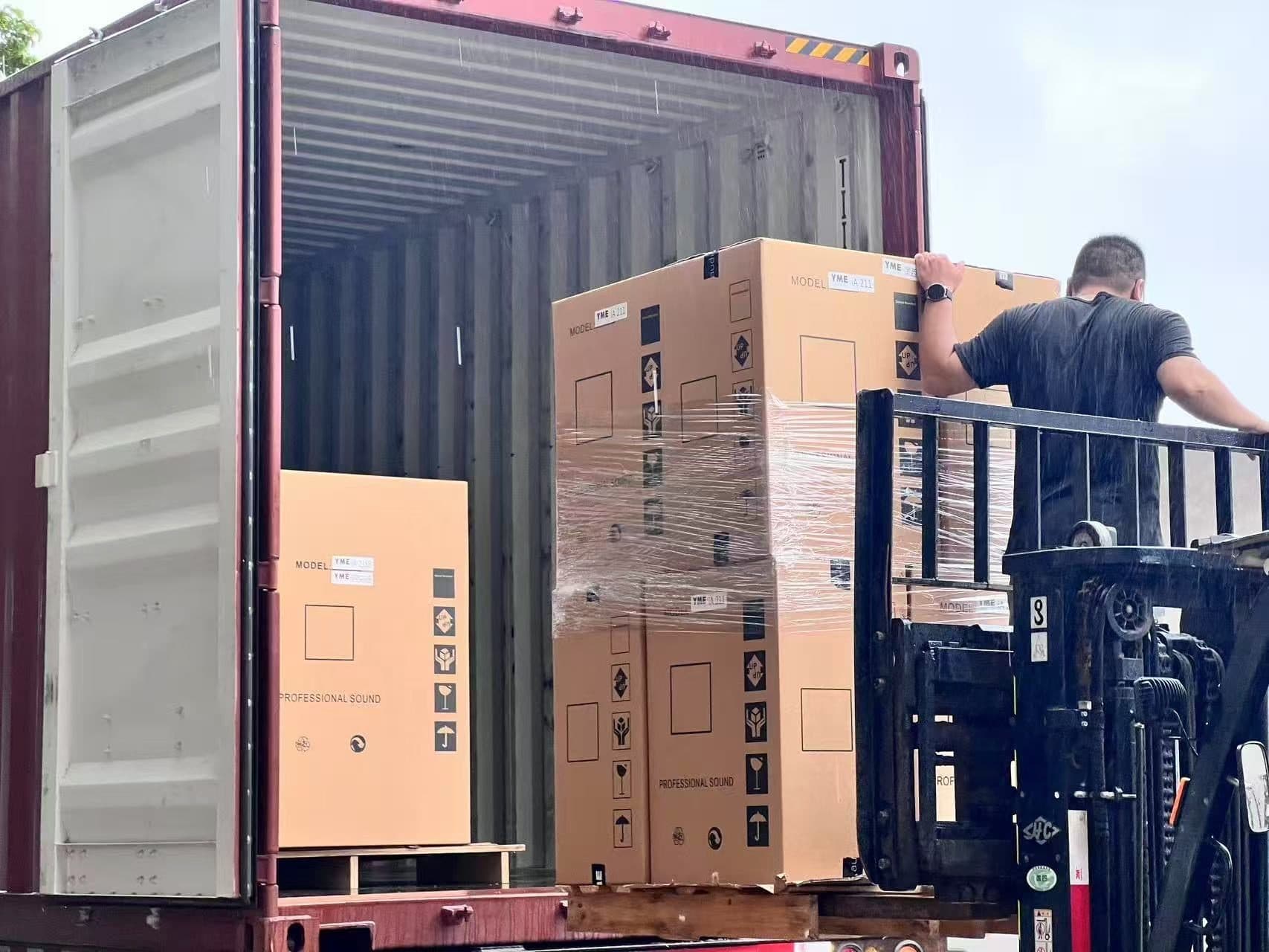Kỹ thuật viên bốc dỡ container thiết bị âm thanh chính hãng YME Professional Sound nhập khẩu trực tiếp.