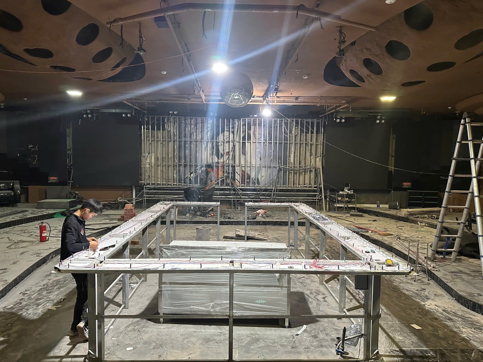 Không gian Amara Club trong giai đoạn thi công, khung quầy bar hình vuông trung tâm đang được dựng.