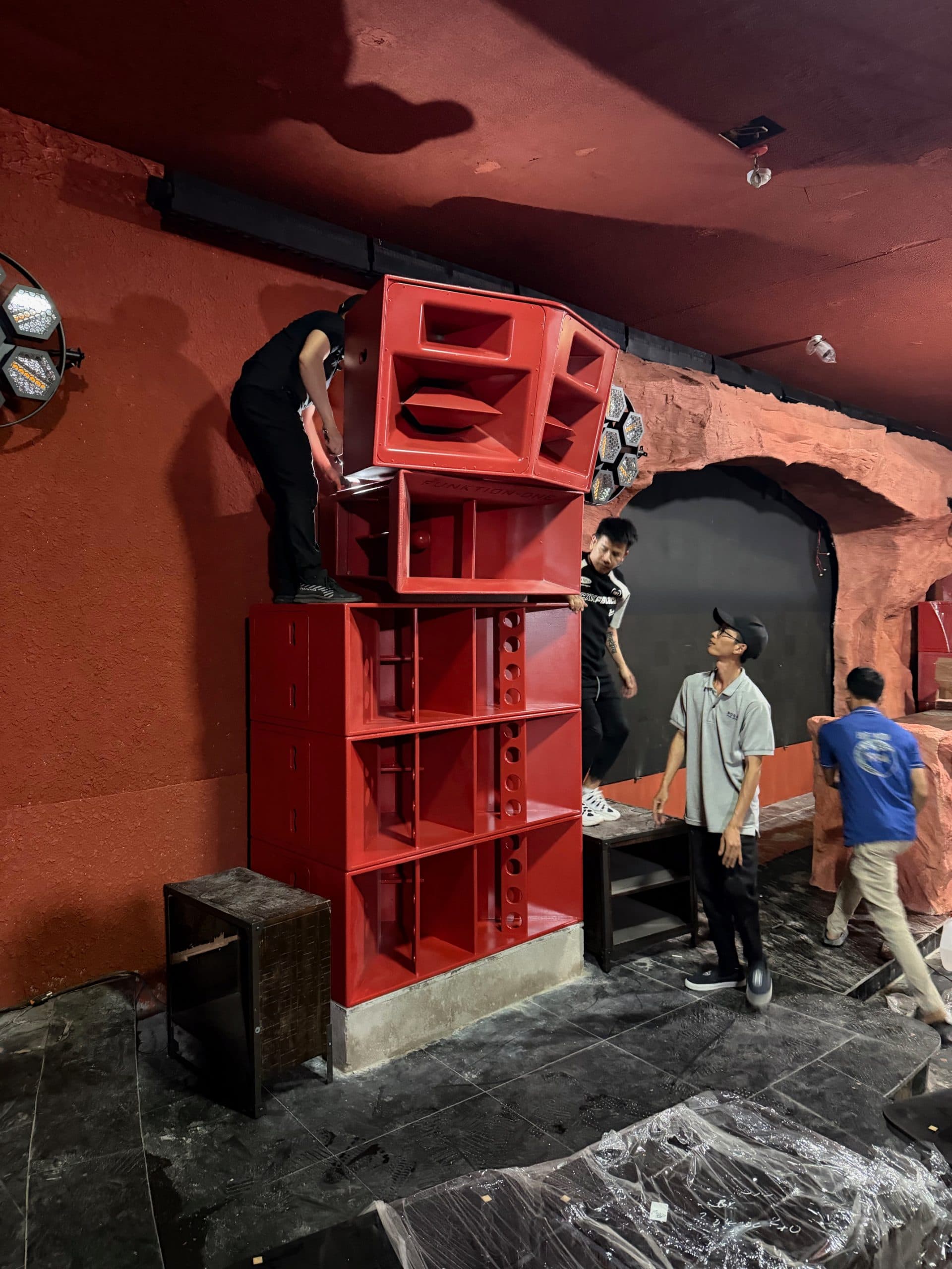 Tháp loa Funktion-One Dancestack màu đỏ được đội kỹ thuật Tony Lab dựng lại tại Amara Club.
