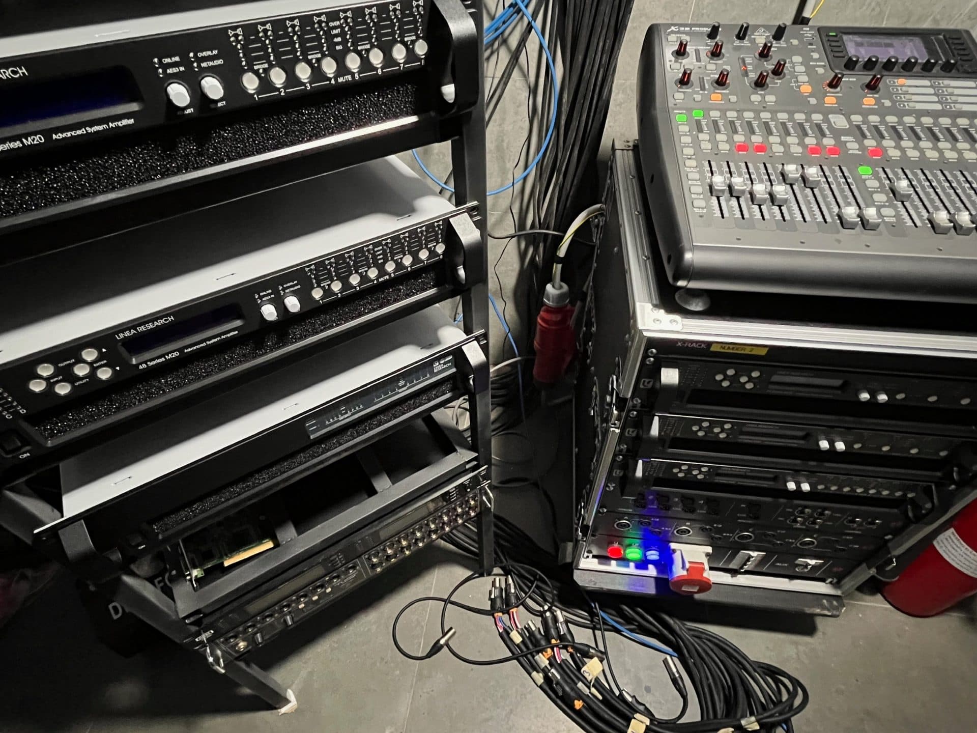 Rack Amplifier Linea Research 48 Series M20 cùng Mixer Behringer X32 Producer trong khu kỹ thuật Amara.
