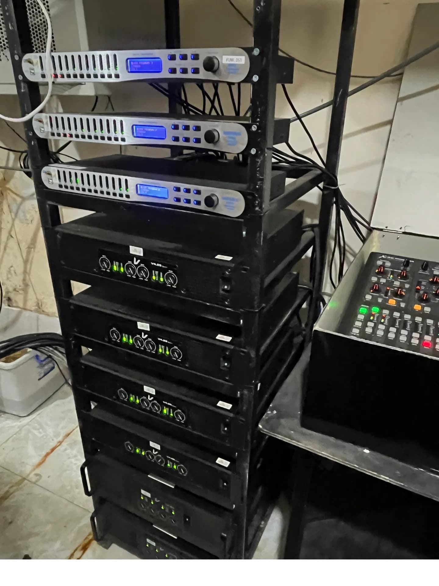 Phòng máy Human Lounge với dàn Amplifier Verity và Mixer Behringer X32 Producer.