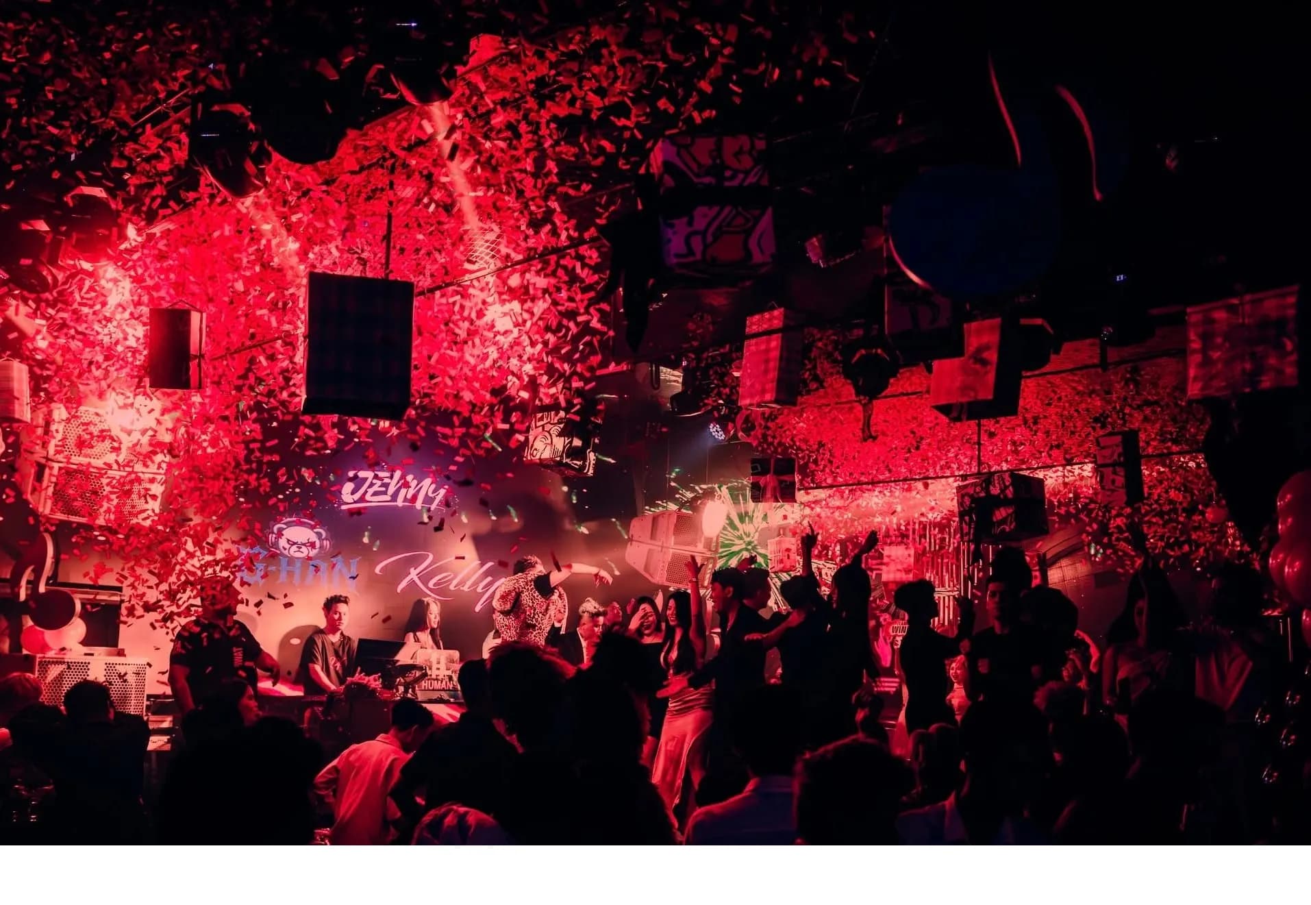 Khoảnh khắc pháo giấy đỏ tung bay trên sân khấu Human Lounge, DJ Jenny/G-Han/Kelly cùng khách nhảy theo nhạc.