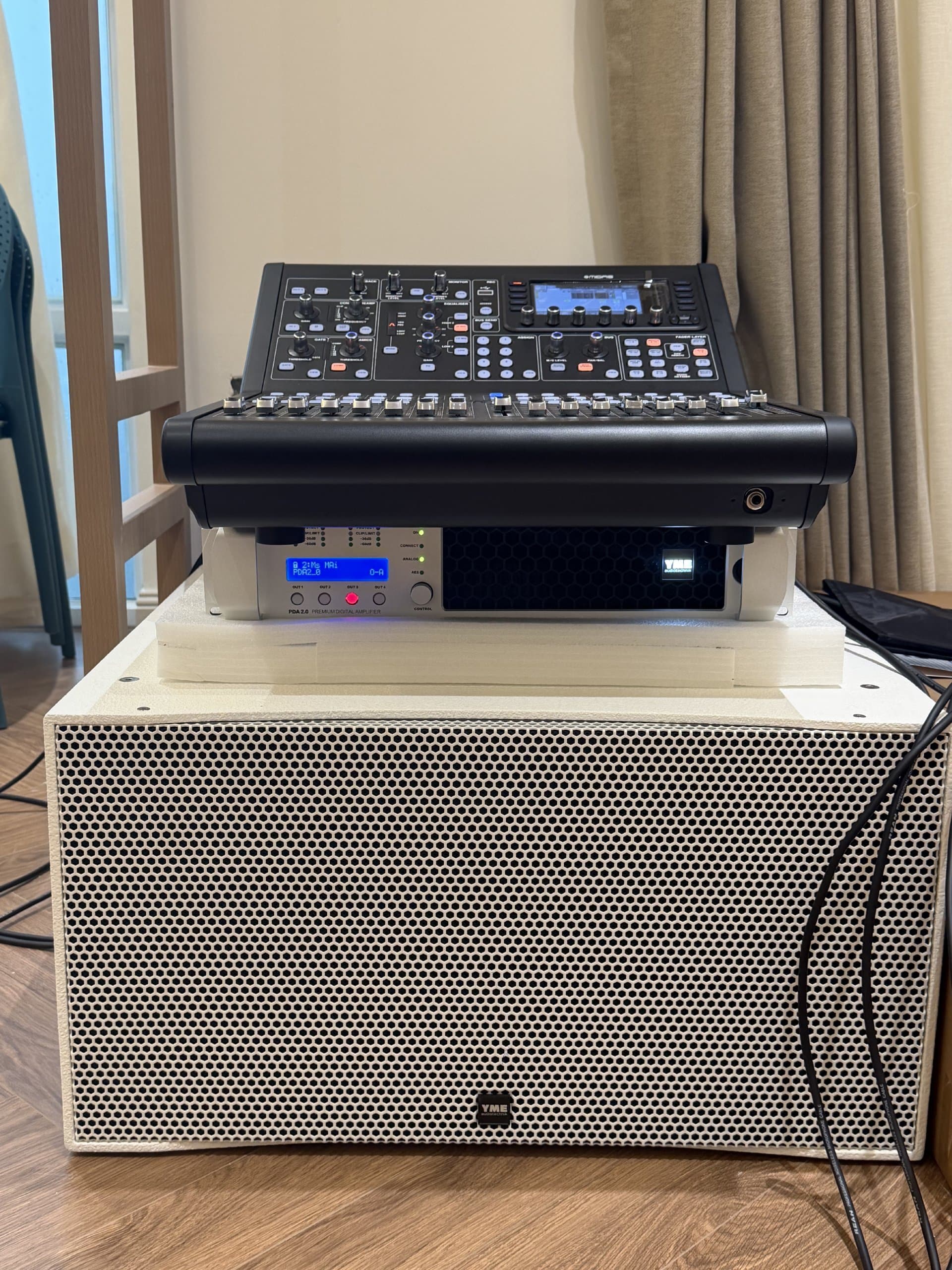 Tủ rack thiết bị hoàn chỉnh gồm mixer, Amplifier YME DPA 2.0 và loa YME đặt trên loa Sub, màn hình hiển thị tên "Ms Mai".