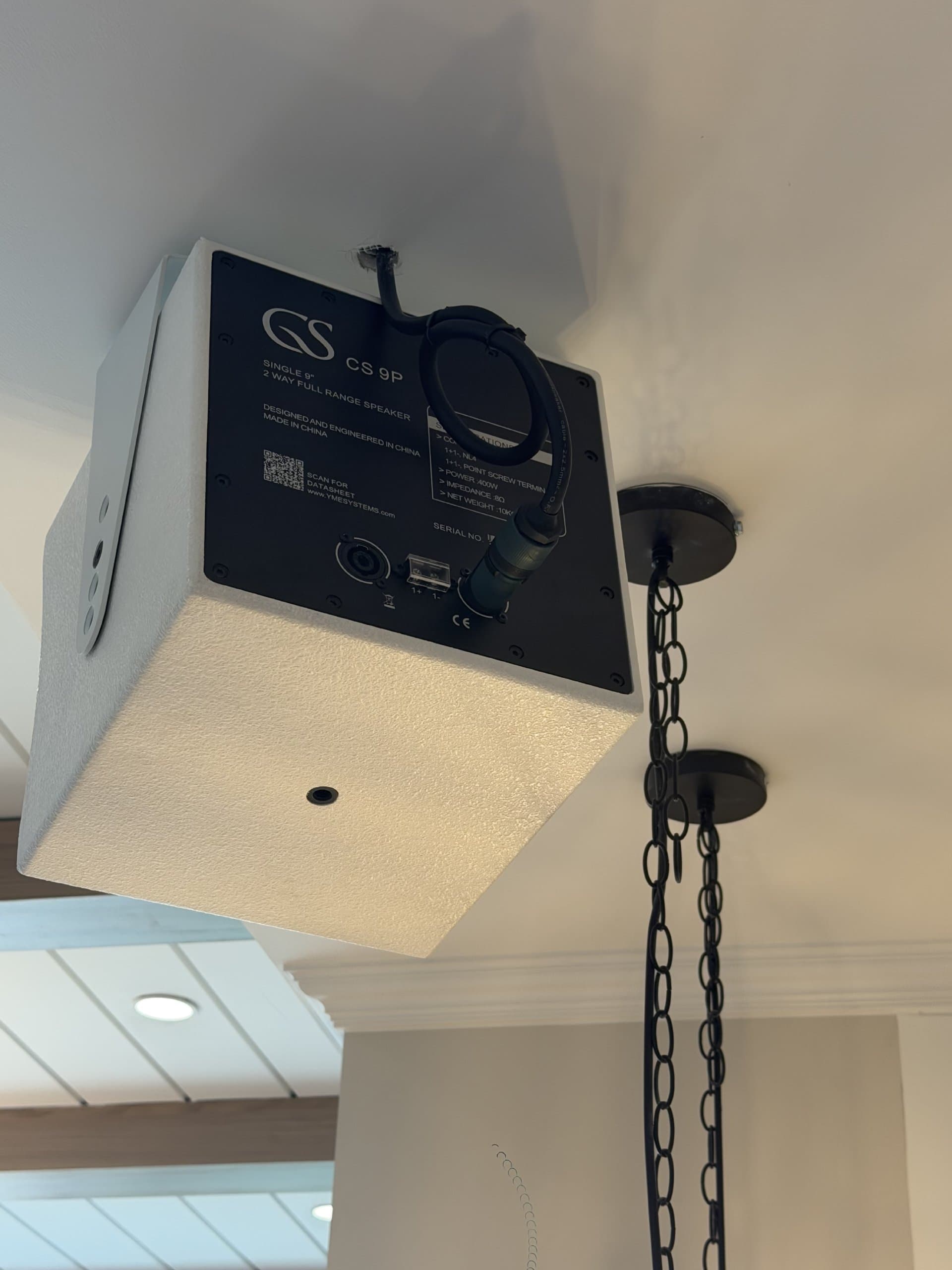 Chi tiết đầu kết nối Neutrik NL4FXX trên loa YME Audiotechnik CS 9P treo trần.