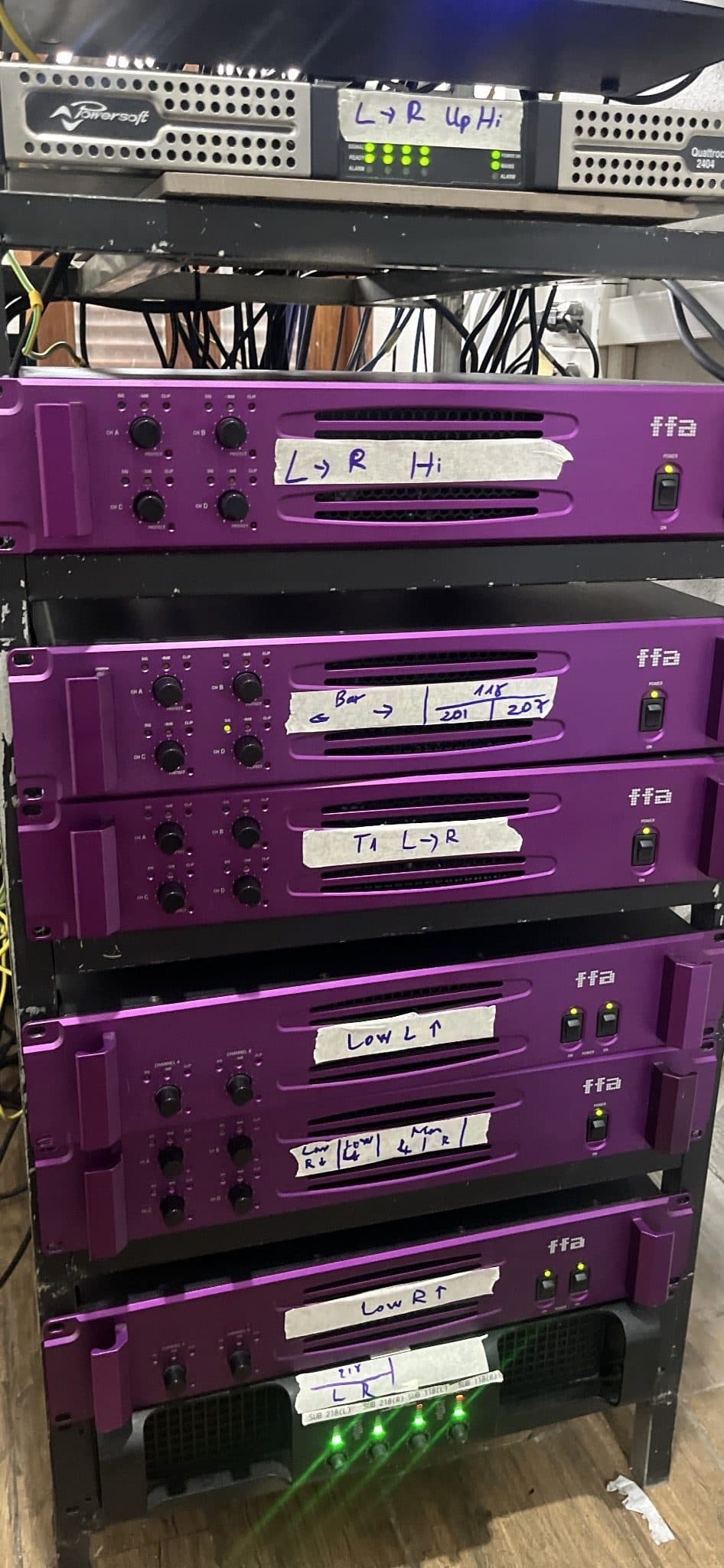 Tủ rack Ampli FFA và Powersoft phân chia kênh Zone (Bar, T1, Low L/R) tại Warm Club.