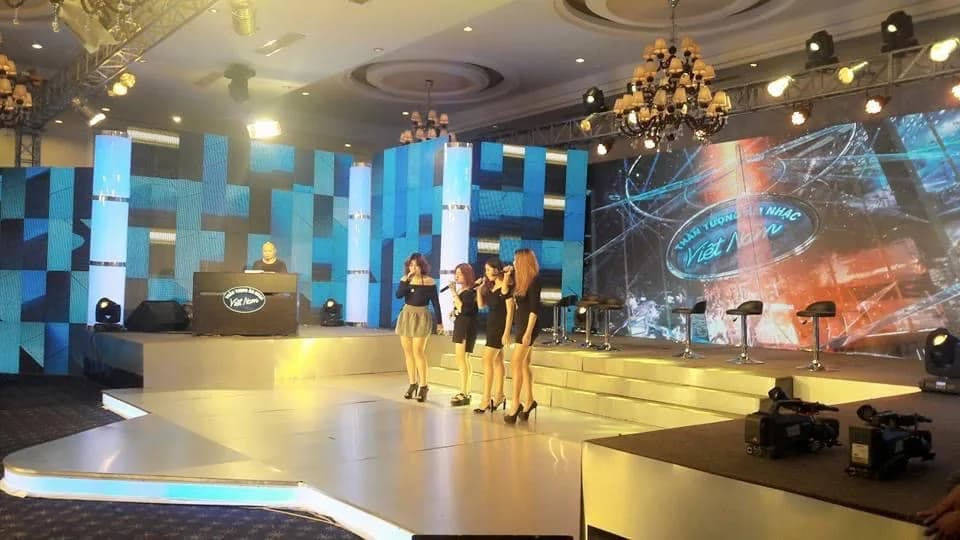 Sân khấu chương trình Vietnam Idol 2016 với dàn thí sinh biểu diễn dưới ánh đèn sân khấu.