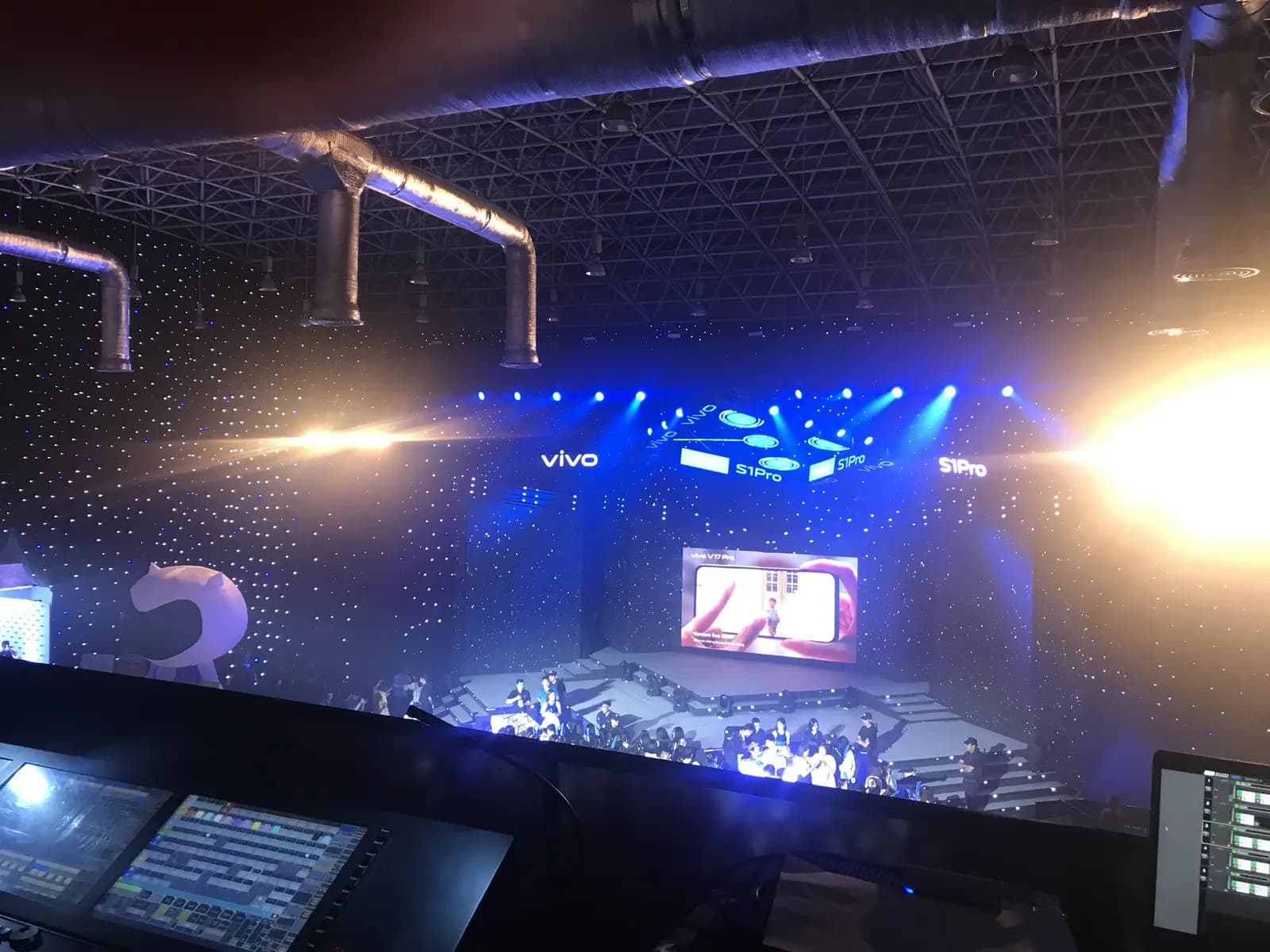 Khu vực FOH nhìn về sân khấu trong một dự án live sound của Tony.