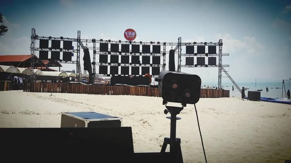 Sân khấu và màn hình LED của Fun Beach Festival 2016 nhìn từ khu vực FOH trên bãi biển.