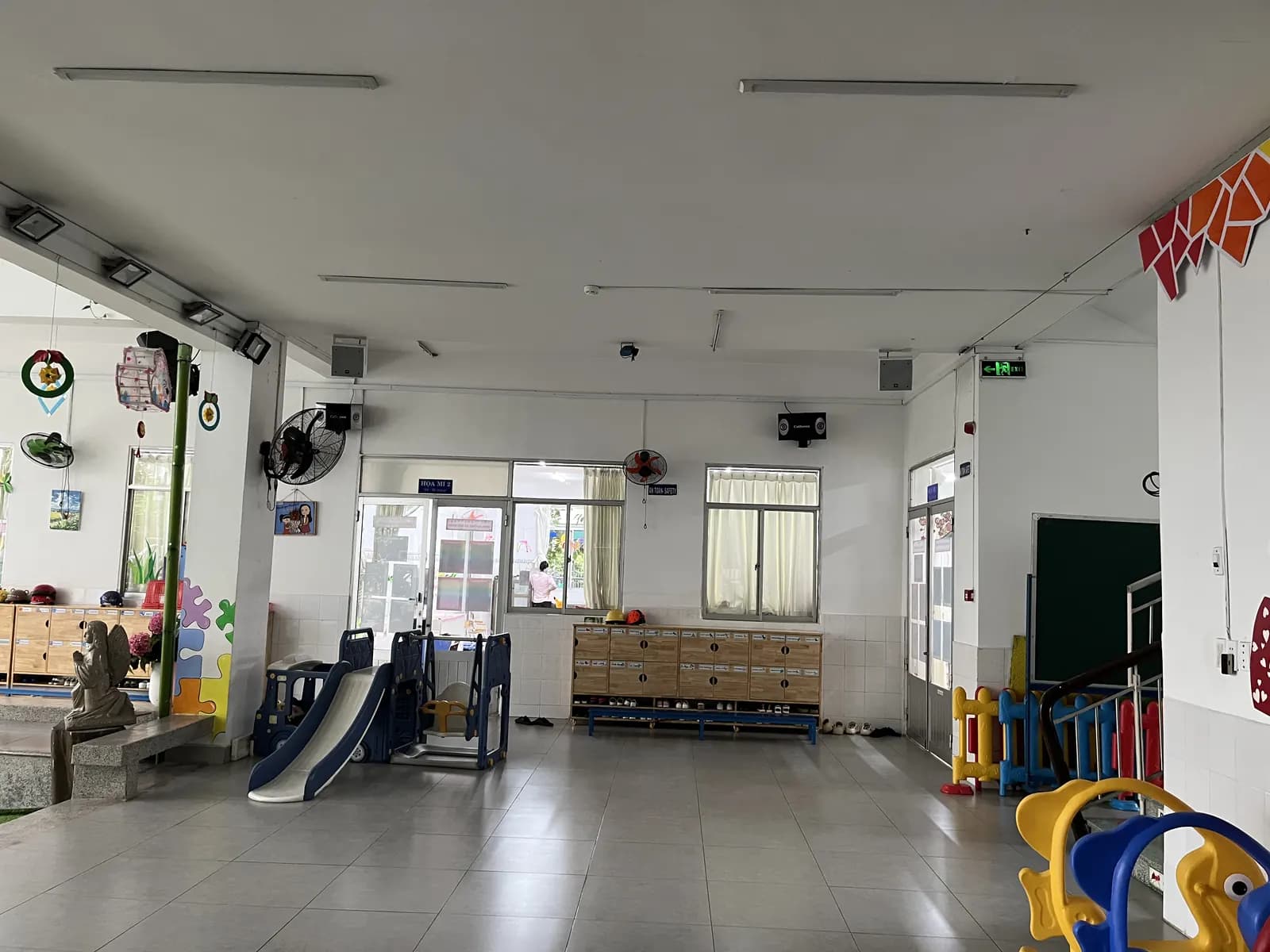 Sảnh đa năng của Mỹ Phước Church với loa gắn tường và loa gắn cột phân bố dọc hai bên không gian.