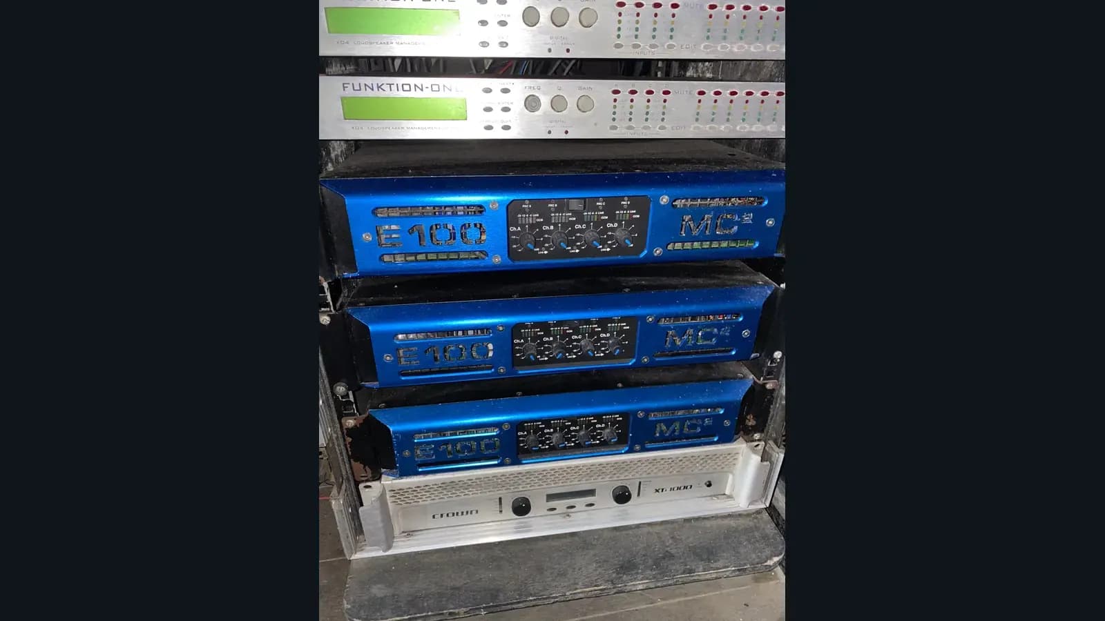 Giá đỡ ampli trong hạ tầng lắp đặt tại Shield Club
