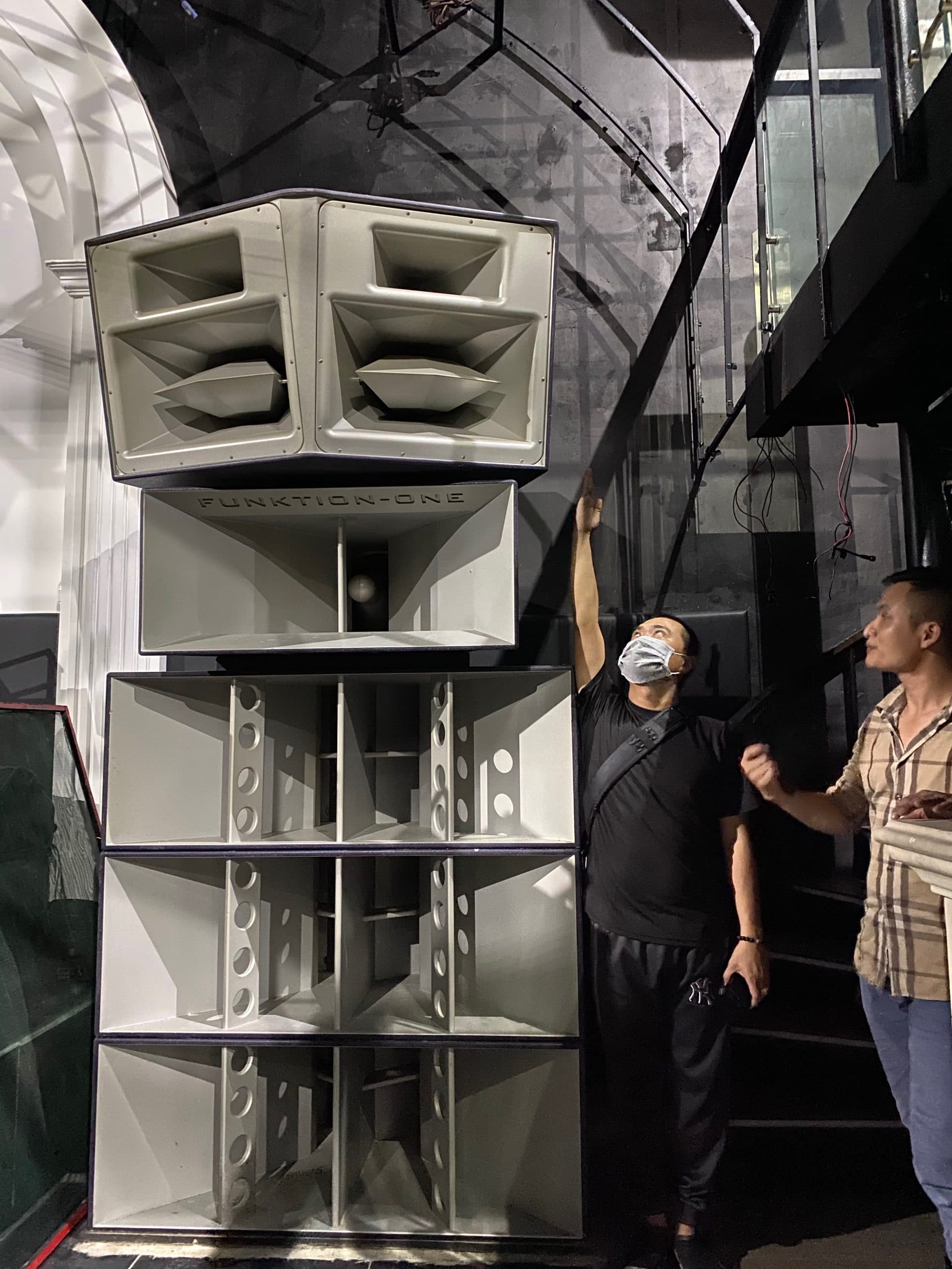 Cụm loa Funktion-One Dance Stack cao đến trần, kỹ sư Tony Lab trao đổi kỹ thuật cùng đại diện Shield Club.